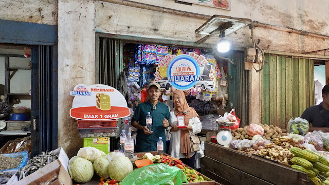Rezeki Sejuk dari AQUVIVA, Pedagang Sayur Dapat Emas di Tengah Aktivitas Pasar